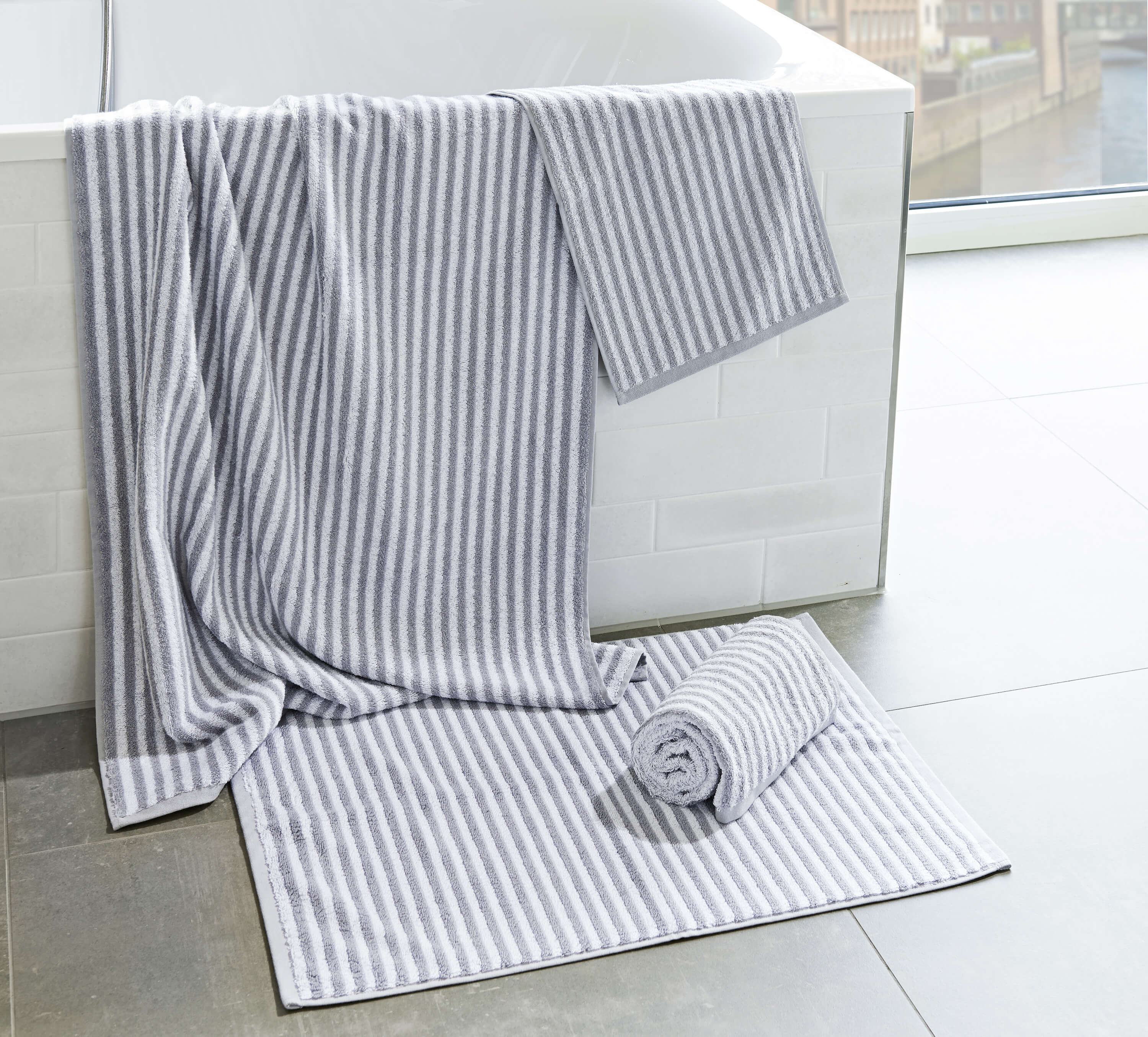 Банный коврик Shapes Stripes Silver ☞ Размер: 50 x 70 см